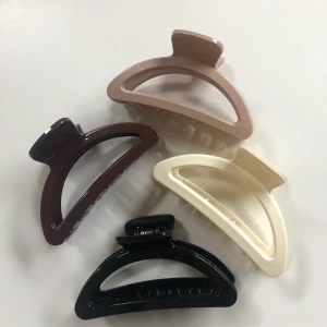 Hårklämmor - Fina hårklämmor som aldrig använts! 35 kr st + 11 kr frakt❤️🥰.             