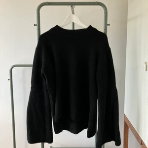 Stickad tröja med vida armar,  XL - Jättemysig stickad svart tröja från Gina Tricot, strl XL men känns mer som L. Kommer aldrig till användning, passar perfekt nu under höst och vinter! Lite nopprig, men inget som inte går bort med en roller. 