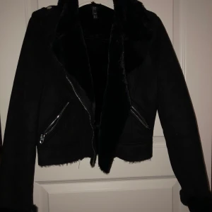 Snygg jacka  - En jacka som använd fåtal gånger, väldigt fint skick! Köpte som höstjacka men funkar även till vintern. Väldigt mysigt material på insidan. Köpt för 800kr. 