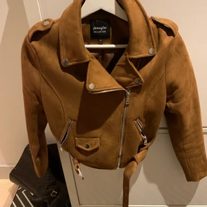 Brun mocca höstjacka - Höstjacka i mocca brun med bälte och kedja 