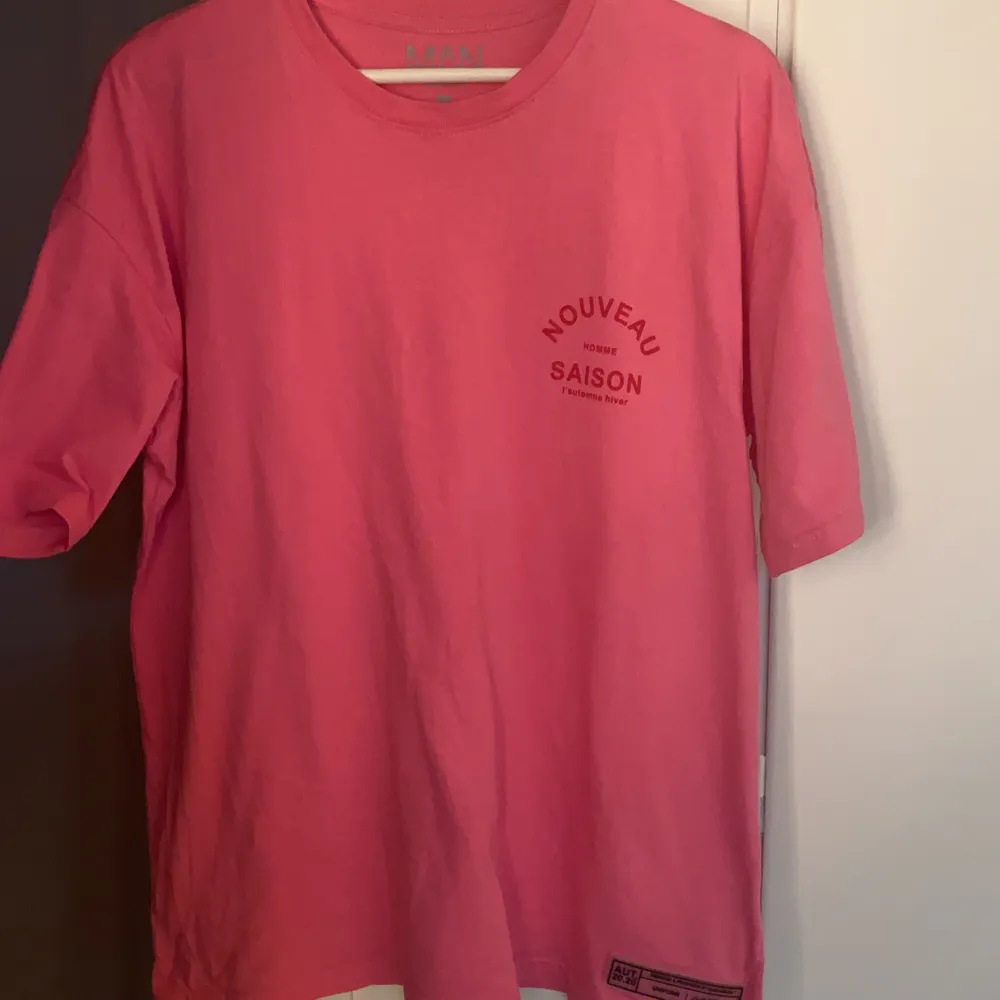 Rosa T-shirt från herravdelningen på boohoo, storlek M, aldrig använd, säljs för 50kr (om man kan mötas upp). T-shirts.