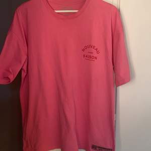 Rosa T-shirt från herravdelningen på boohoo, storlek M, aldrig använd, säljs för 50kr (om man kan mötas upp)