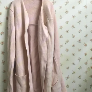 Lång rosa kofta - Använd endast ett par gånger.