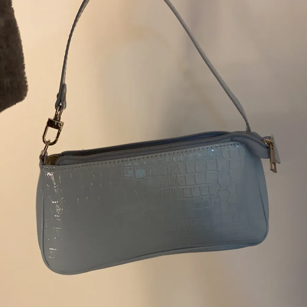 Ljusblå liten väska från SHEIN. Aldrig använd. Säljs för 65kr (om man kan mötas upp). Väskor.