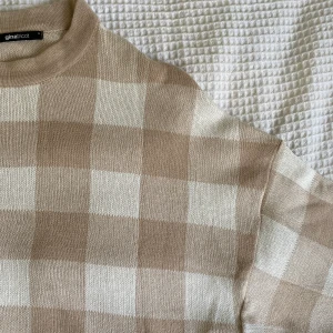 Rutig tröja - Rutig tröja perfekt till höst! Köptes på Gina tricot för något år sedan och är i ny skick. 