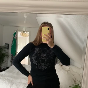 Kenzo tröja - Super fin svart kenzo tröja i bra skick🖤 storlek S men passar även XS och M beroende på hur man vill att den ska sitta. Säljer då den inte kommer till användning! Nypris: 1500kr