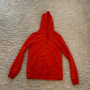 En knappt använd ganska nyonröd hoodie i storlek m (mer som en lite större S) säljer pga för ligen
