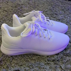 Helt nya träningsskor - Säljer mina helt nya träningsskor eftersom jag råkade köpa dom i fel storlek. Dom är aldrig andvända och därav k nyskick:)