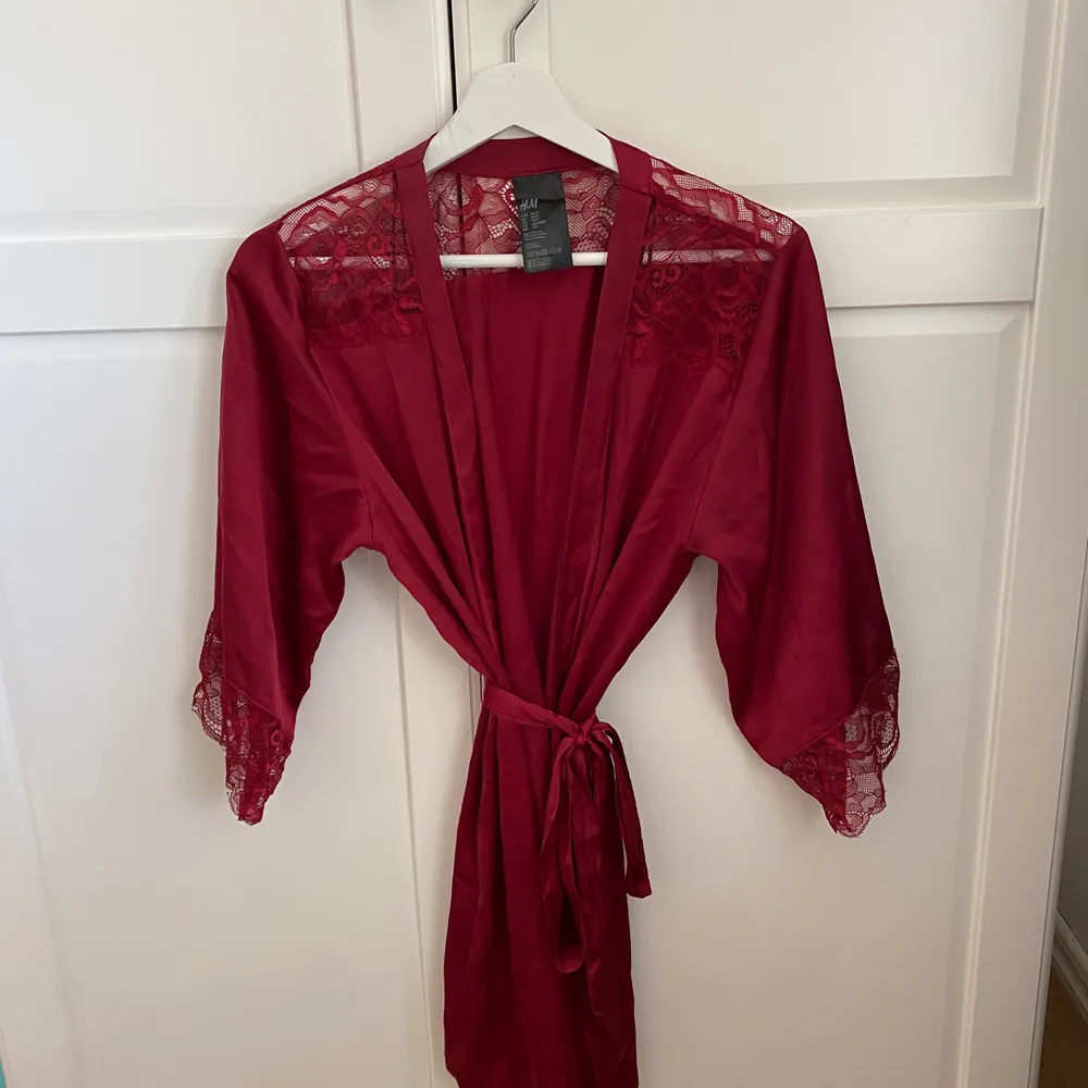 Säljer min röda satin kimono som kommer ifrån H&M, storlek XS/S! Säljer den för 150 kr inkl frakten! Använd max 3 gånger! 🥰. Tröjor & Koftor.