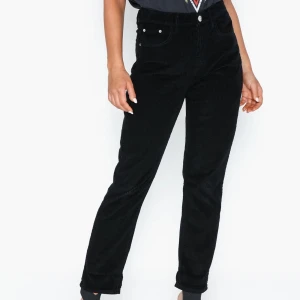 Manchesterbyxor från RiverIsland  - Så fina svarta manchester byxor från River Island. Är i en mom modell så sitter så snyggt. Säljer då de tyvärr inte kommer till användning. Storlek 14 vilket motsvarar storlek 40. Jättebra skick, bara använda 2 gånger. Nypris ca 550kr säljer för 100kr💕