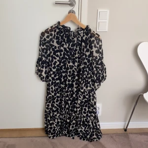 Klänning - En snugg klänning beställd i fel storlek. Aldrig använd