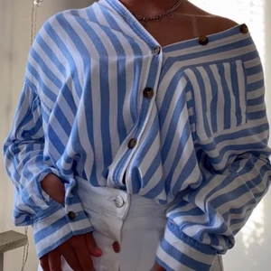 Randig Skjorta - Najs skjorta från Hollister! Köptes för 400 och knappt använd. Enkel att styla. Storleken är xs men passar mig som är medium. Ljusar upp nu i hösttider! Säljer pga har för många skjortor✨