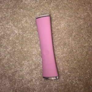 Foreo ”espada” - Säljer foreos espada då jag ej har problem med min hy längre och den kommer inte till användning. Den är i nyskick, rengörs även innan den skickas. Laddare medföljes 💗  Läs mer om produkten https://eleven.se/hudvard/hudtillstånd/problemhy/foreo