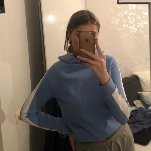 Blå hoodie💙 - Säljer min blåa hoodie från h&m pga att den är för liten för mig. Lite kortare modell som jag själv tkr e snyggt o har en superfin ljusblå färg med vita ränder på ärmarna. Använd en del men inget som är slitet. Den har luva men inga band vid halsen. 50kr + 63kr frakt✨👍🏻