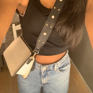 Väska - Jätte fin vit liten väska. Har en miniväska på utsidan i ett fack. Man kan vända på bandet för att välja om man vill ha svart eller blått. Frakt tillkommer på 65 kr❤️