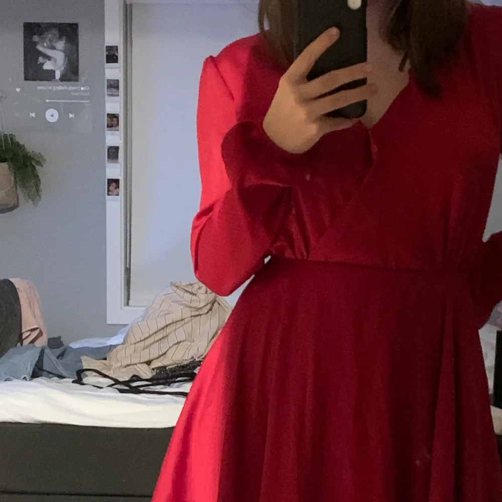 Nu säljs denna röda klänningen som är perfekt till julen, endast använd 1 gång tvättas innan jag skickar iväg den. Strl S.. Klänningar.
