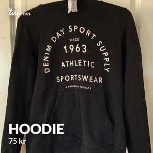 Svart mysig hoodie - Svart hoddie med luva stl s Super mysig och varm!  📍Kunden betalar frakten! Frakten ligger runt 22-110kr, beroende på vikten. Vill du däremot ha paketet spårbart ligger priset runt 103-191kr, beroende på vikten.  Jag skickar endast!  💵Betalningarna sker via Swish.  Ni skickar namn, adress, postnummer och ort. Jag skickar numret, och jag skickar inte iväg paketet INNAN jag fått en Swish med den giltiga summan. Jag tar en bild när paketet är redo att posta. 