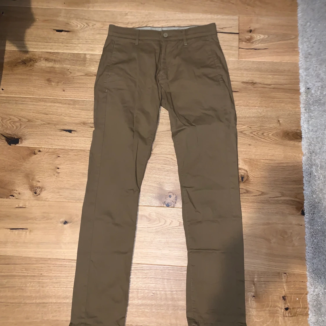 Levis Chinos mörkbrun slim storlek 30 billigt!