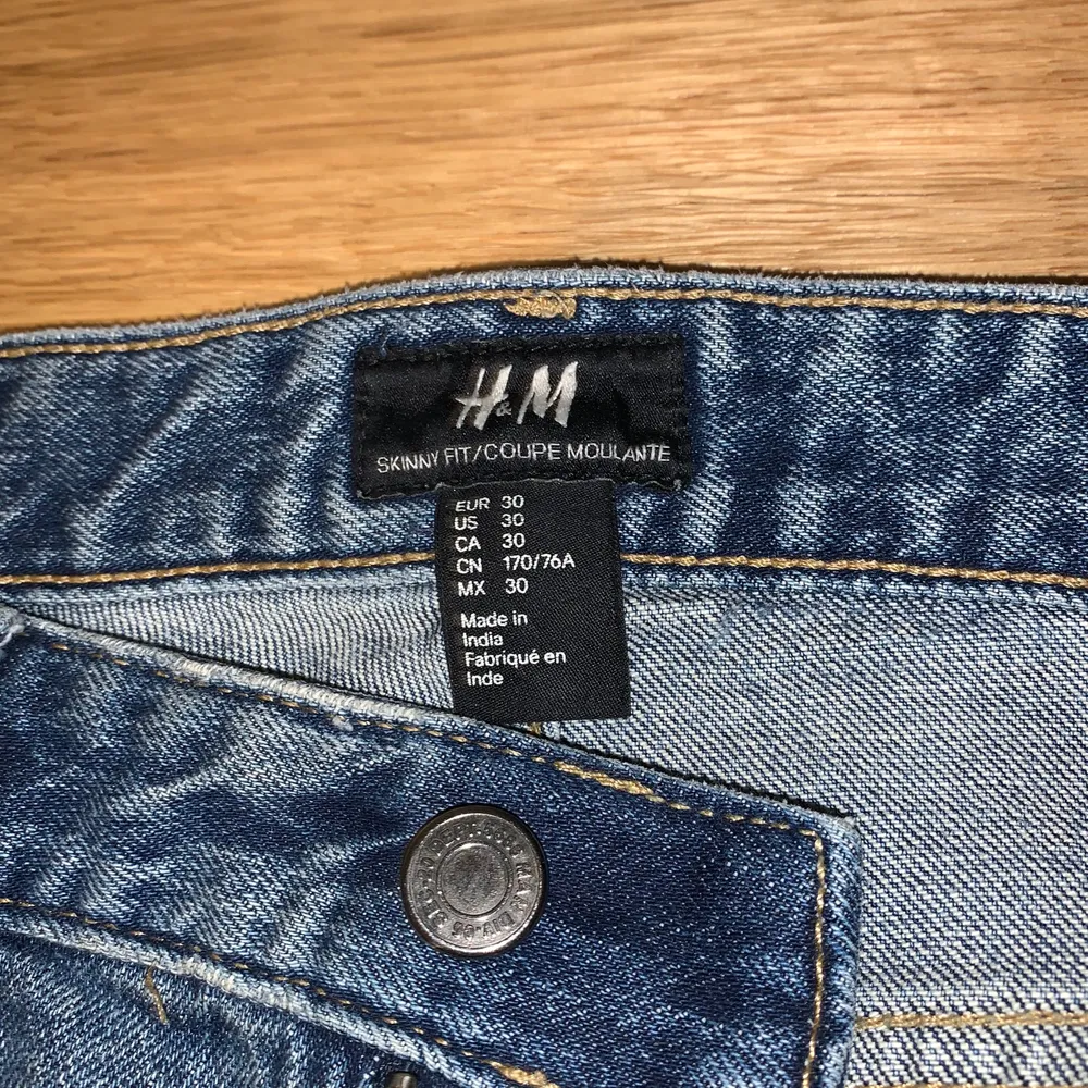 Säljer mina H&M jeans för bara 80kr i storlek 30. Jeansen är blåa och slim fit.. Jeans & Byxor.