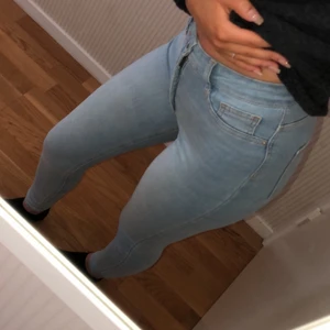 Ljusblåa jeans - Ljusblåa jeans från ginaticot. Köpta för 299kr säljer för 100 i skotten s men passar xs. hör av dig vid intresse eller fler bilder🤩