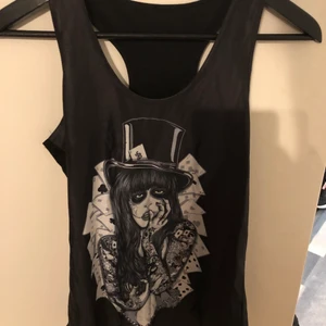 Linne - Svart linne med tryck. Helt ny och oanvänd.