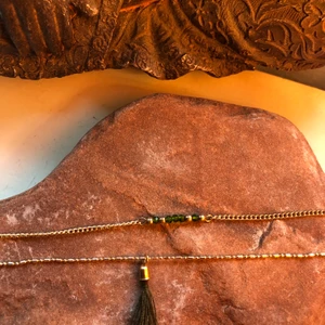 Bohemiska armband/fotlänkar  - Två stycken guld armband/fotlänkar med mörkgröna detaljer. Funkar bra som både armband och fotlänkar. Säljer pågrund av att de inte kommer till användning så ofta. Tillkommer frakt på 11kr:)