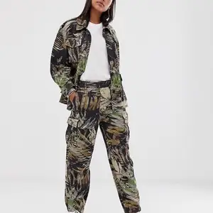 Camoflaugebyxor köpta på weekday, använda flertal gånger men i bra material!