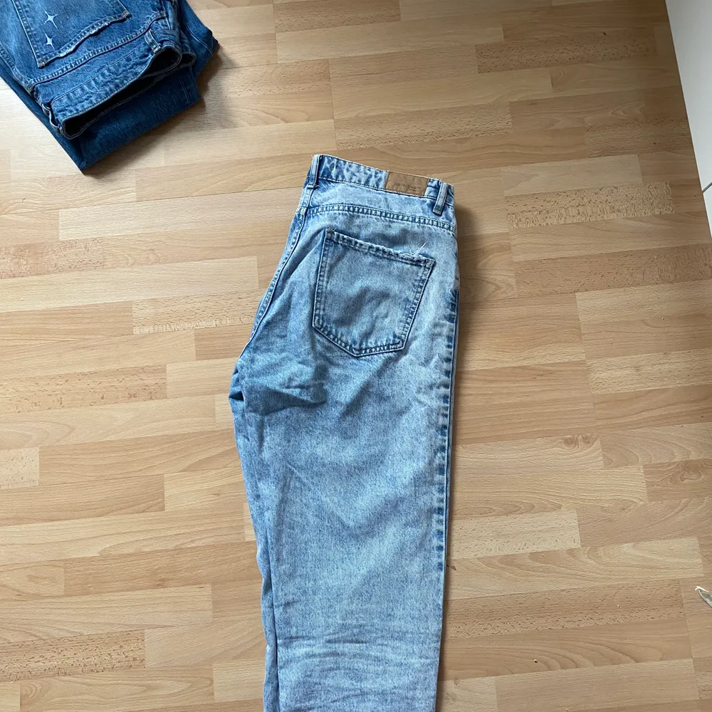 Jättefina Ginatricot mom jeans i stl 38 men passar även mig som är 36. Stentvättade ljusblå utan slitningar och knappt använda. Nypris 499kr. Jeans & Byxor.