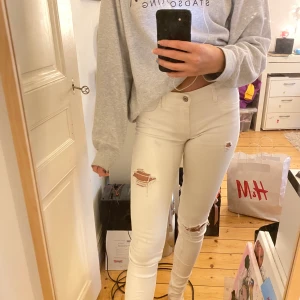 Tajta vita jeans - Vita hollister jeans med hål. W25 L33 skinnu