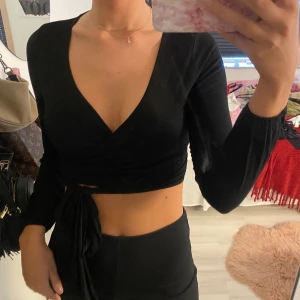 Fin svart topp med snörning runt midjan - Fin svart topp med snörning runt midjan, storlek M men passar S, beställd från SHEIN💘