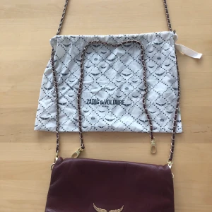 Röd rock väska från zadig et voltaire - Mörkröd rock väska den zadig et Voltaire, inköpt 2018 för 320€, sparsamt använd, medföljer dustbag och två kedjor (den korta är oanvänd), bud från 750kr