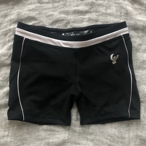 Freddy WR.UP träningsshorts - Står att det är S men passar XS! Aldrig använda, endast testade. Ger dig en snygg bak! 🍑 köparen står för frakt 🌟