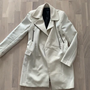 Kappa  - Vit kappa som passar till allt . Mjuk i kvaliten och passar perfekt till höst/vår nypris 1200kr knappt använd 