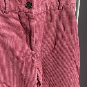 Manchesterbyxor - Säljer dessa underbara rosa manchesterbyxor i stl 36 från Monki! De har snygg passform men är lite för små för mig, därav säljer jag dem :) Helt oanvända dessutom med prislapp kvar! Köpare står för frakt💕