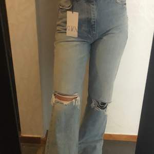Jätte fina oanvända zara jeans med prislappar kvar. Säljer dem för dem är för stora. Köparen står för frakten🤍