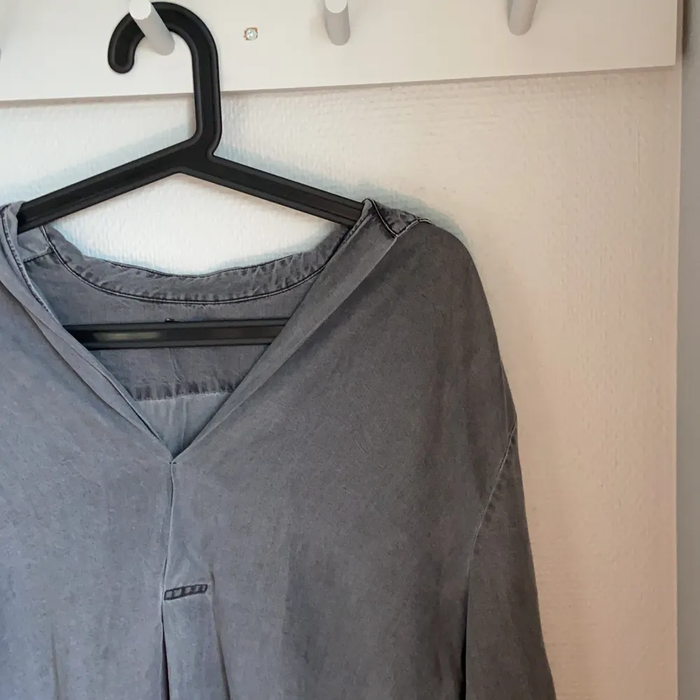 Mörkgrå, mjuk skjorta från Zara! Oversized och kort! Frakt ingår♻️. Skjortor.