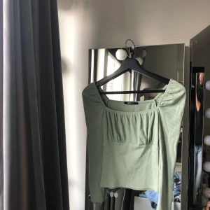 Tröja från gina tricot - Köpte denna i början av sommaren, aldrig använt vet ej varför! Helt slutsåld och jag köpte den för 299. 