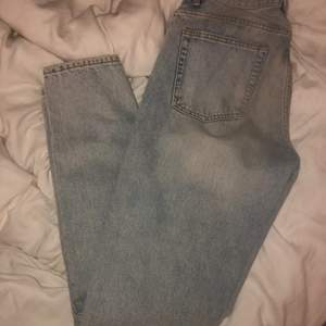 Ljusblåa mom jeans från bikbok o storlek S men sitter mer som XS. Använda fåtal gånger och är i bra skick. Passar mig bra i längden som är 175. Kontakta för mer bilder. Dessa är försmå för mig så kan tyvärr ej skicka bild på hur de ser ut på. Frakten kostar 88kr :)