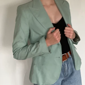 Kavaj - Superfin, turkos kavaj som passar perfekt till hösten. Storlek S. Saknar en knapp så därför det låga priset. Pris 100kr + frakt🌶