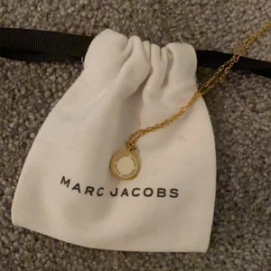 Marc Jacobs halsband - Ett jättefint Marc Jacobs halsband. Det är en guldkedja med en vitguldig amolock. Köpt för 650 kr💕