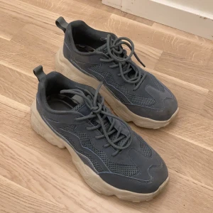 Skor  - 7 Months old shoes. Köpte dem i storlek 38 men dem passar också 39 (dem är stor för mig) 