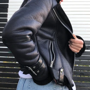 faux läder jacka  - 💗 en snygg faux läder jacka som passar bra till hösten & vintern, extremt skön, använd ett få tal gånger, mycket bra skick. frakt kostnad tillkommer 