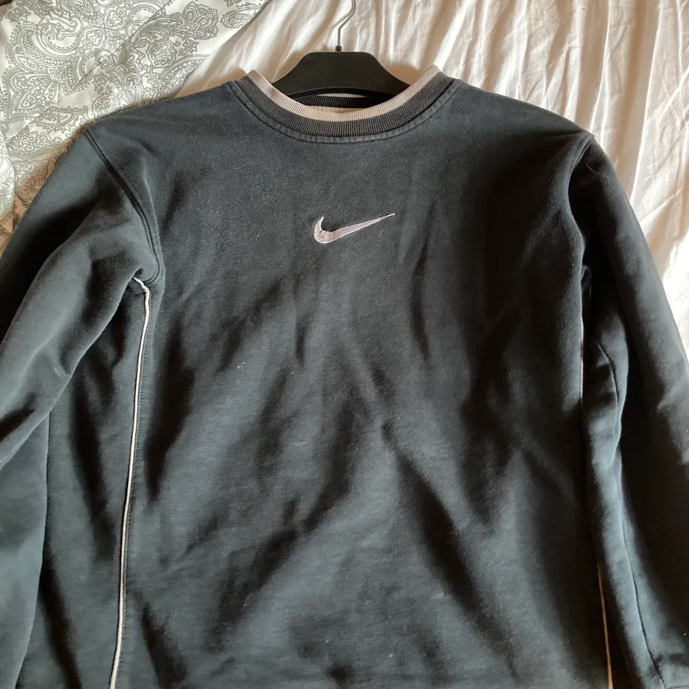 Säljer denna Nike tröja i storlek M. Inga hål eller någonting & knappt använd 💕💕. Tröjor & Koftor.