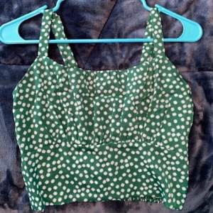 BUD från 20 kr  . Fin grön top storlek M - Top bud från 20 kr. Helt ny storlek M.