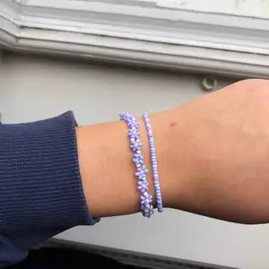 Nya armband i pastellfärger 💙💜 blommor: 79kr bara pärlor: 39kr 