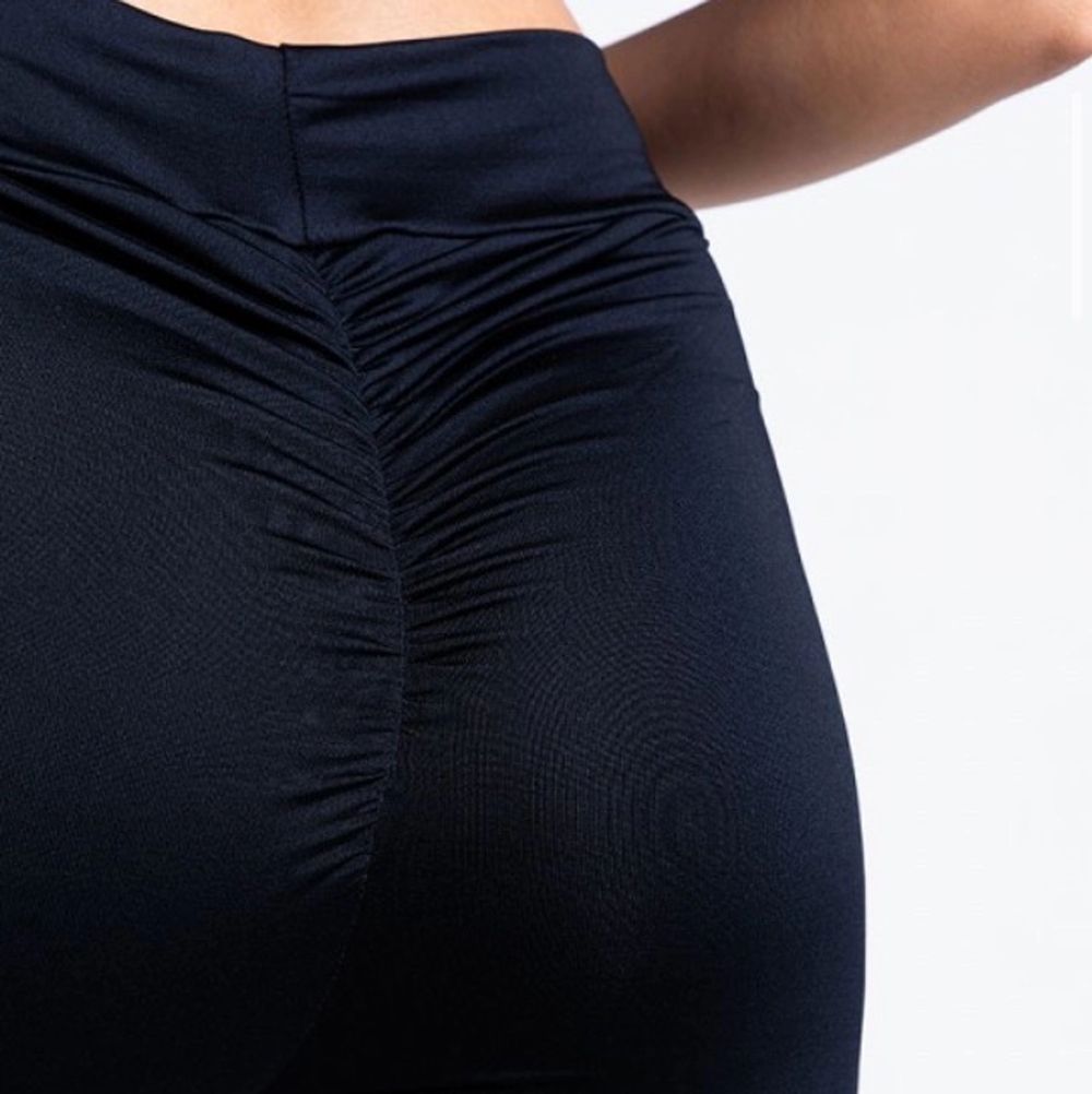 Fina leggingsen ”Do whatever” från Madlady, endast använda 1 gång!  Storlek S, men stretchiga med 8% elastan. ☺️. Jeans & Byxor.