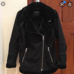 Mocka jacka från pull and beer - En fin jacka i bra skick från PULL AND BEER, super mjukt material inuti och mocka utanpå! Buda