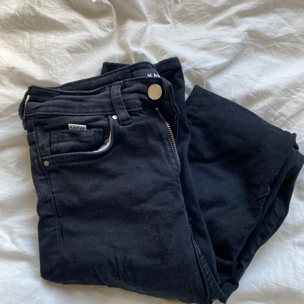 Ett par Svarta tajta jeans med stretch från Carlings. Märke Karve. Fit - High Rise, alltså väldigt högmidjade. Sitter som en smäck, men tyvärr blivit lite för små för mig. High Rise True Black. Jeans & Byxor.