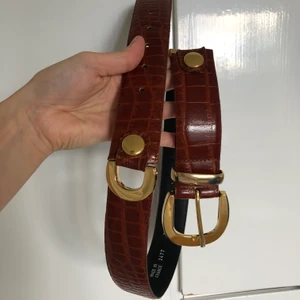 Bälte i skinnimitation - Justerbart, ett material som du även kan göra egna och fler hål. SAMFRAKTAR