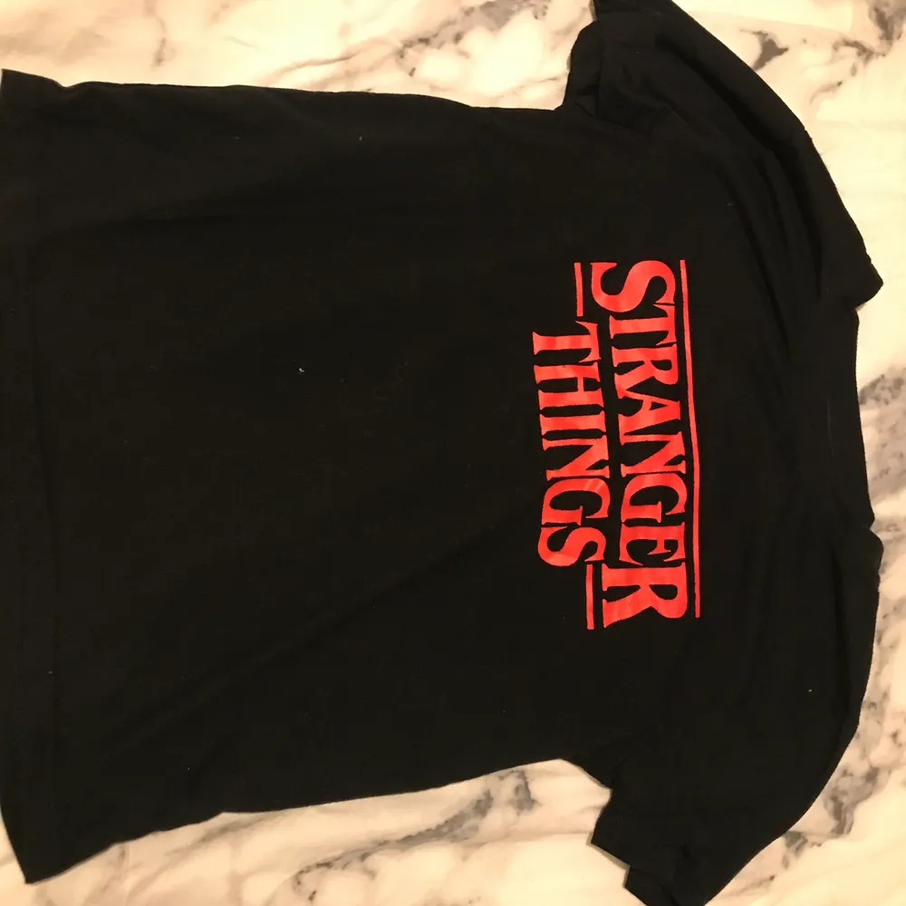 En stranger things t-shirt! Svart med rött tryck, använd ändats en gång. Stretchigt och mysigt material. 33kr frakt tillkommer. T-shirts.